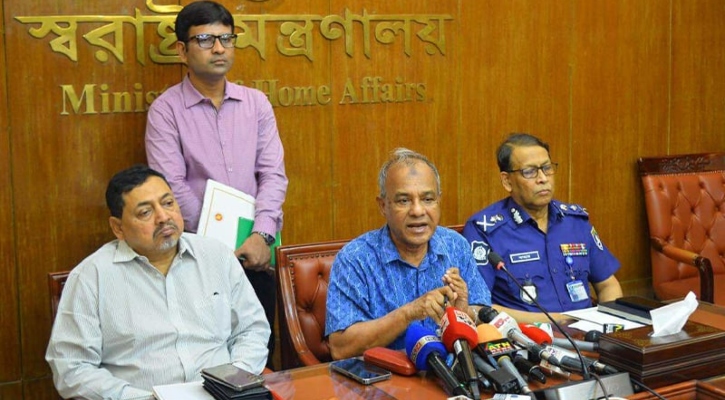 বিকেলের মধ্যে ফরিদপুরে রোড ব্লক তুলে না নিলে আইনি ব্যবস্থা: স্বরাষ্ট্র উপদেষ্টা